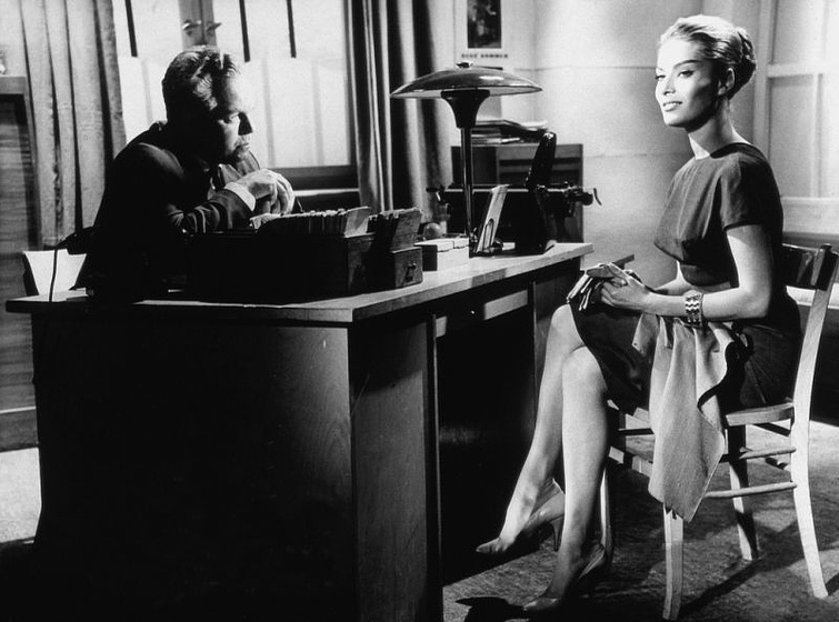 Belinda Lee en She Walks by Night