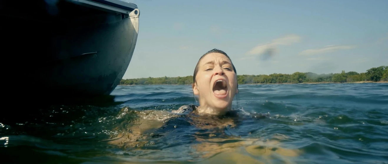 Lindsey Marie Wilson en bull-shark