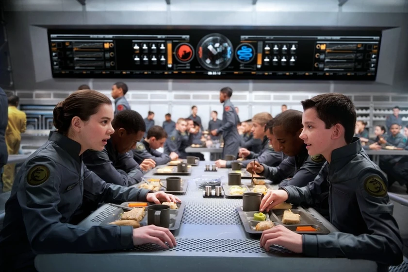 Asa Butterfield y Hailee Steinfeld en El Juego de Ender