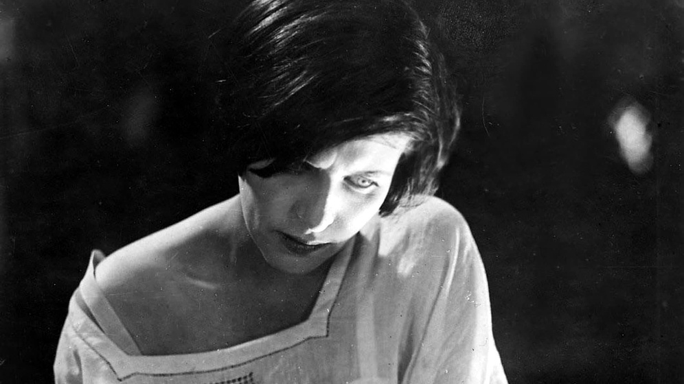 Lyudmila Semyonova en Cama y Sofá