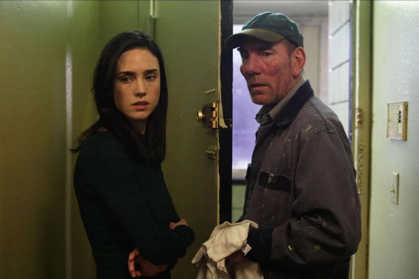 Pete Postlethwaite y Jennifer Connelly en dark-water-la-huella