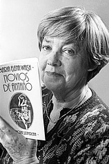 photo of person María Elena Walsh