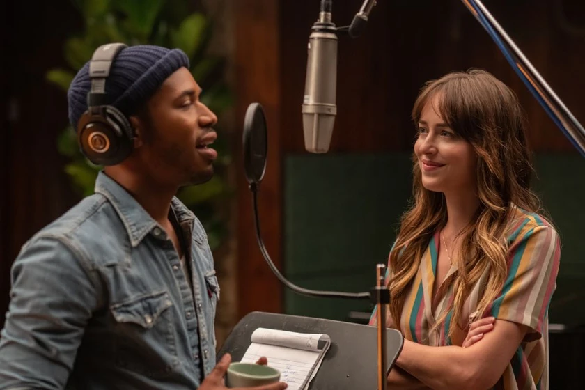 Dakota Johnson y Kelvin Harrison Jr. en personal-assistant