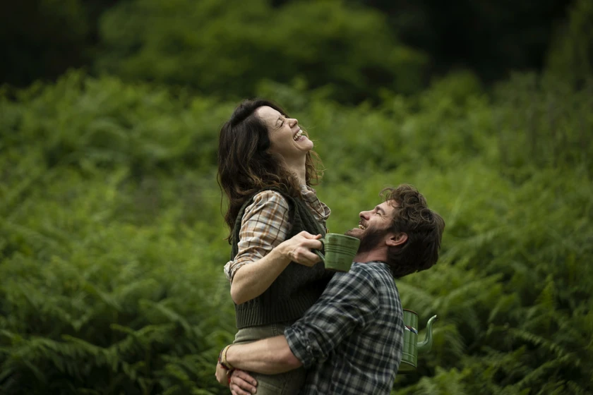 Andrew Garfield y Claire Foy en el-arbol-muy-muy-lejano