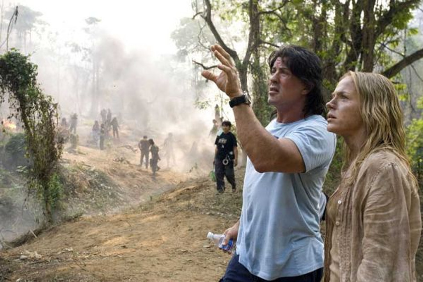 Sylvester Stallone y Julie Benz en John Rambo
