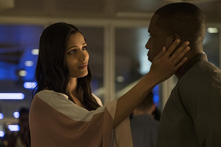 Freida Pinto y Leslie Odom Jr. en needle-in-a-timestack
