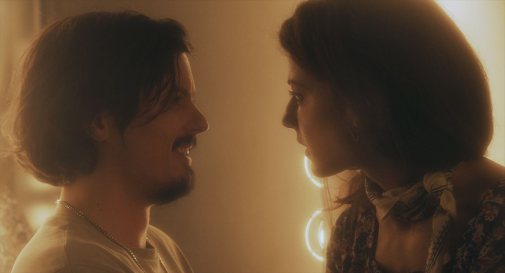 Keith Poulson y Esther Garrel en The Great Pretender