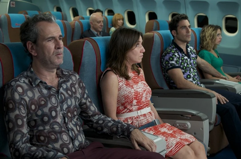 Guillermo Toledo, Lola Dueñas, Cecilia Roth, José Luis Torrijo, Miguel Ángel Silvestre y Laya Martí en los-amantes-pasajeros