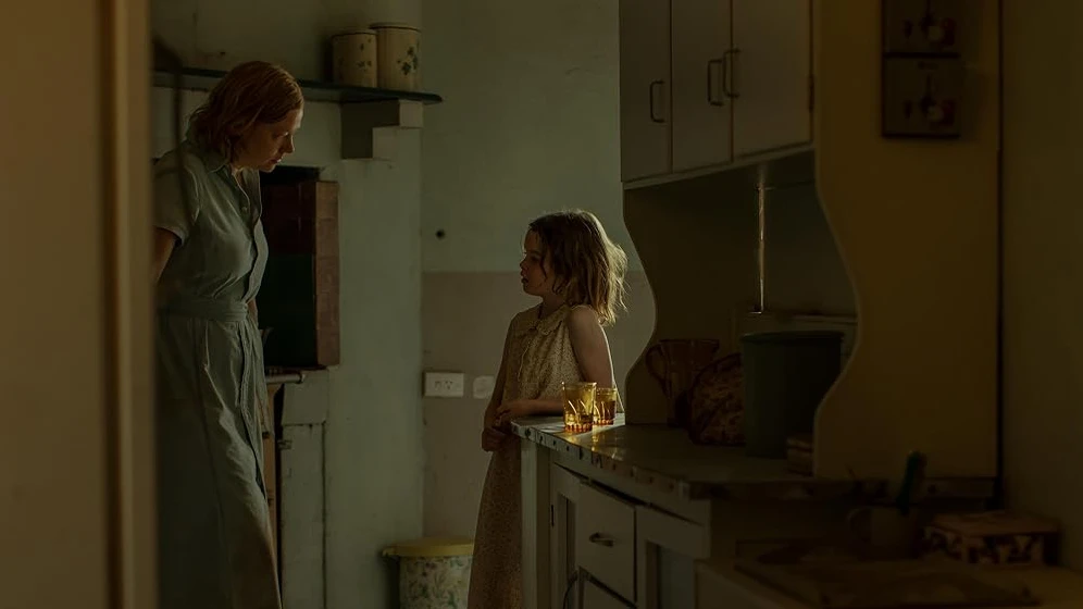 Sarah Snook y Lily LaTorre en huye-conejo-huye