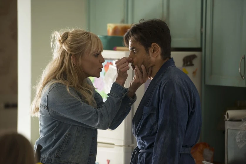 Anna Faris y Eugenio Derbez en un-mar-de-enredos
