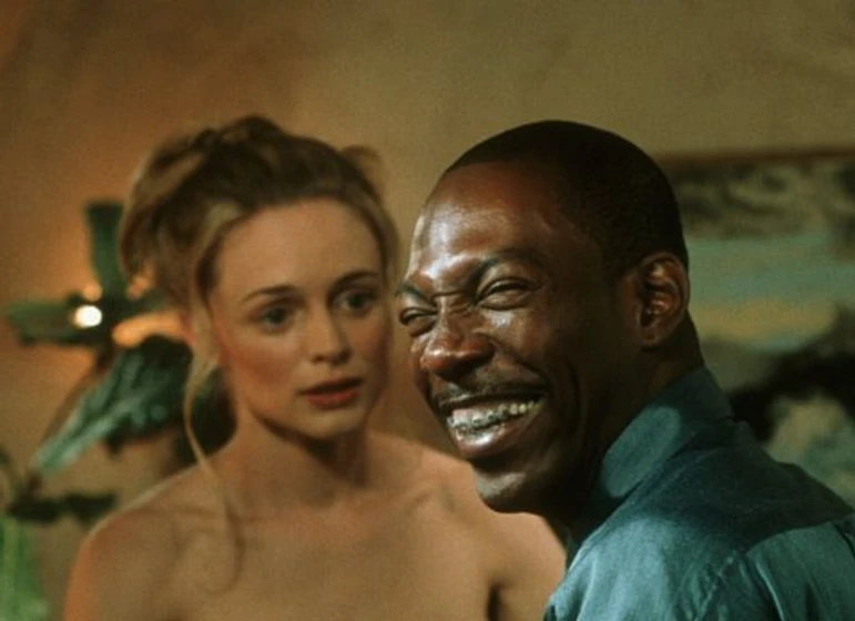 Heather Graham y Eddie Murphy en bowfinger-el-picaro