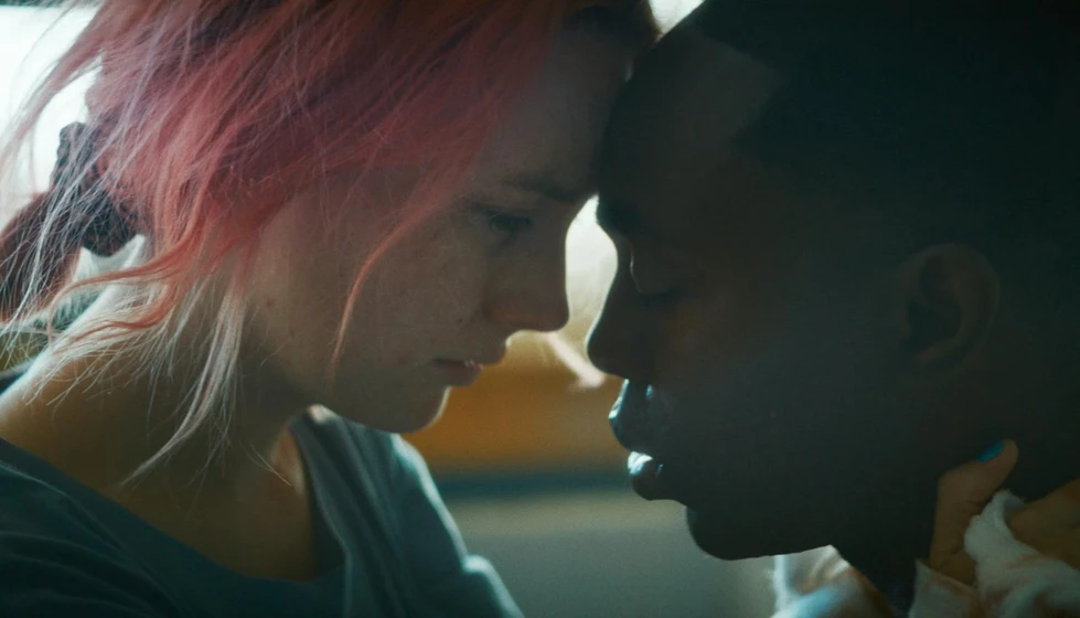 Saoirse Ronan y Paapa Essiedu en the-outrun