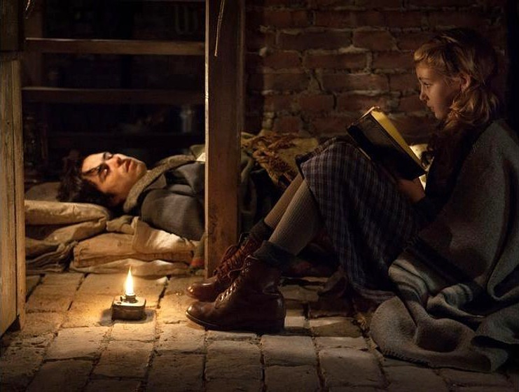 Ben Schnetzer y Sophie Nélisse en La Ladrona de Libros