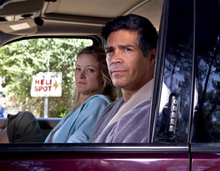Teri Polo y Esai Morales en rescate-millonario