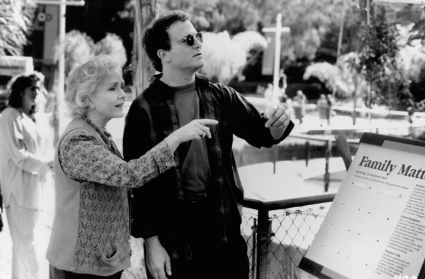 Debbie Reynolds y Albert Brooks en las-manias-de-mama