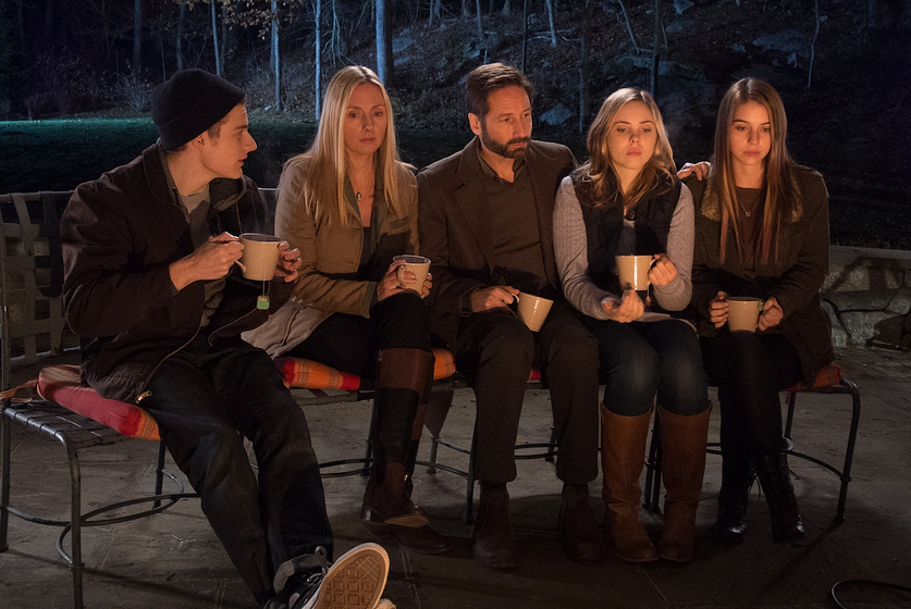 Hope Davis, David Duchovny, Morgan Griffin, Ben Rosenfield y Adelaide Kane en Más Allá de las Palabras