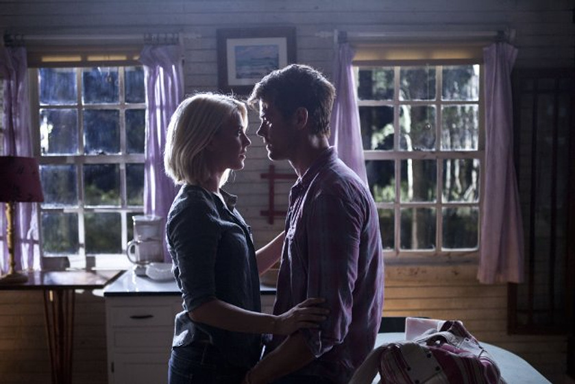 Josh Duhamel y Julianne Hough en Un Lugar donde refugiarse