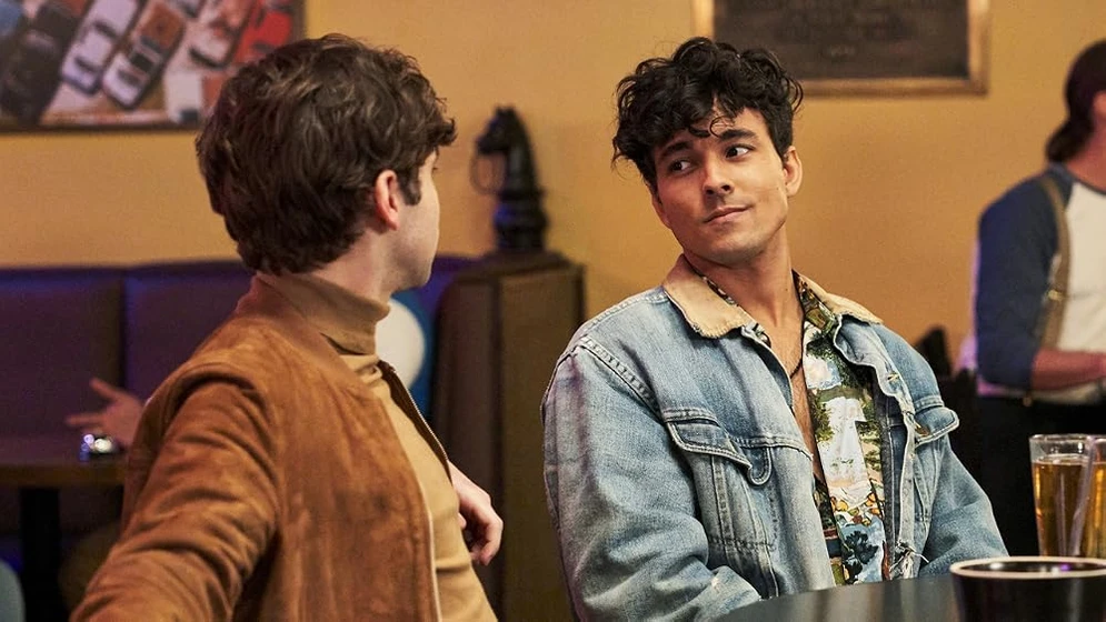 Jake Borelli y Niko Terho en the-thing-about-harry