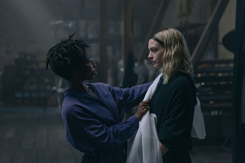 Anne Hathaway y Michaela Coel en mother-mary