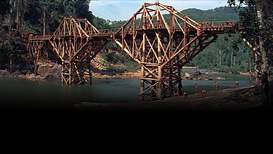 still of movie El Puente sobre el río Kwai
