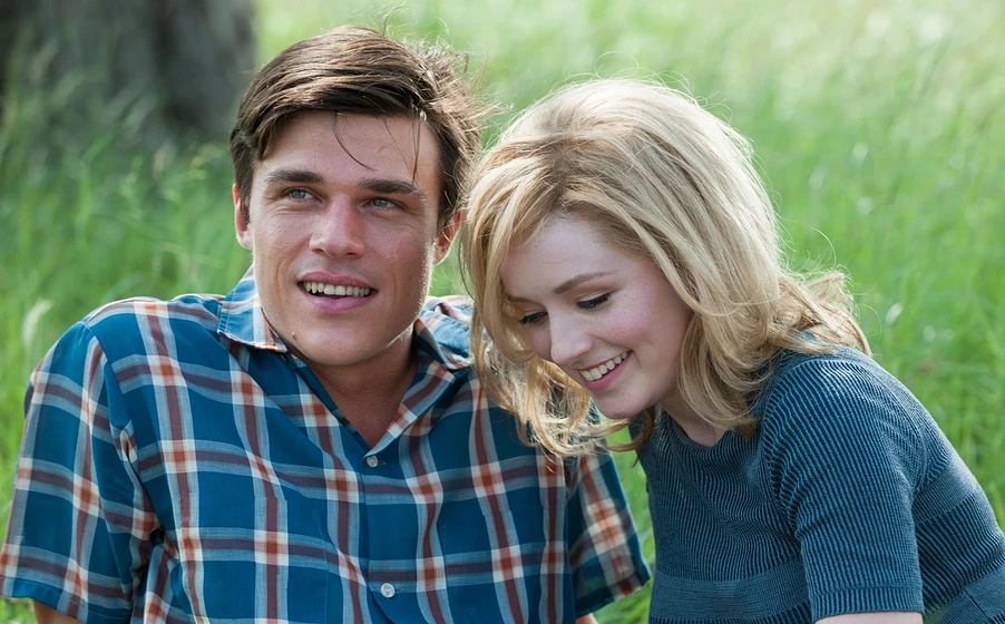 Sarah Bolger y Finn Wittrock en my-all-american