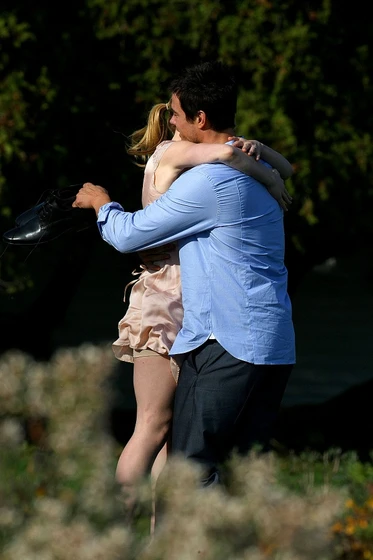 Anna Paquin y Josh Duhamel en the-romantics