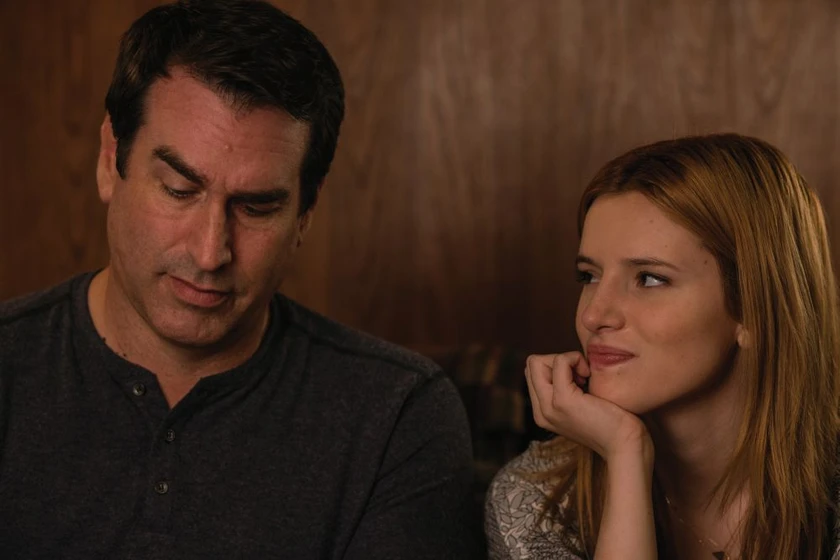 Rob Riggle y Bella Thorne en amor-a-medianoche