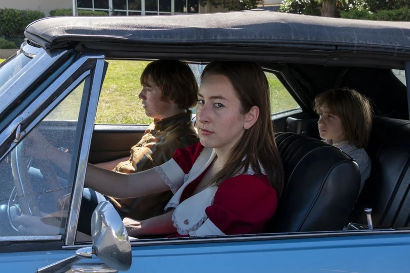 Alana Haim y Cooper Hoffman en licorice-pizza