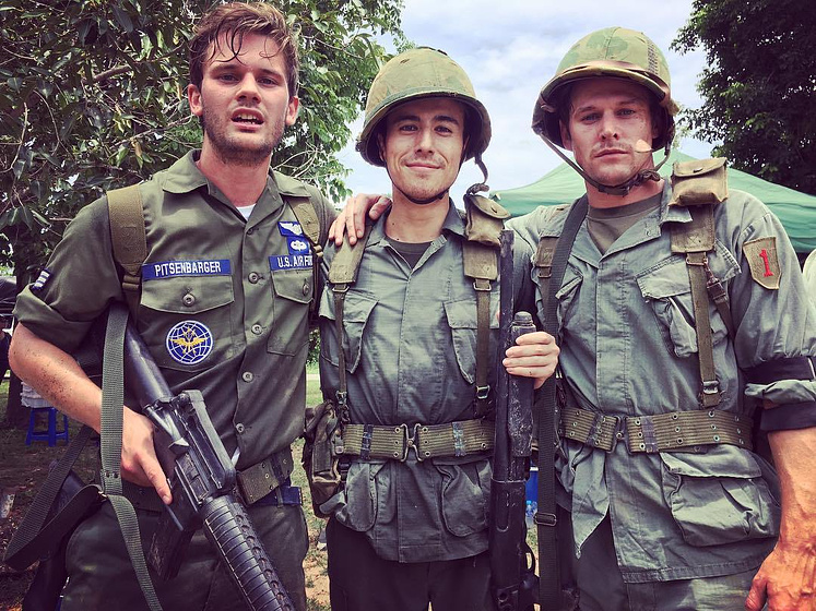 Zach Roerig y Jeremy Irvine en Con Todos los Honores