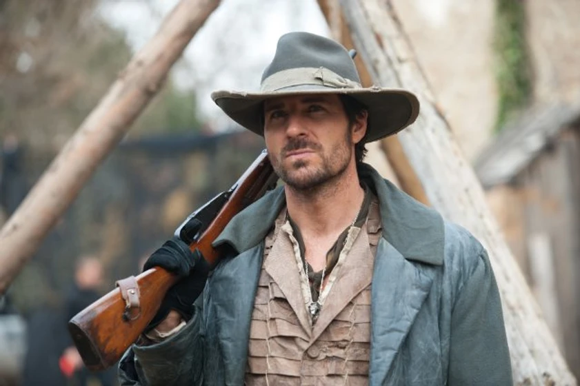 Ed Quinn en hombre-lobo-la-bestia-entre-nosotros