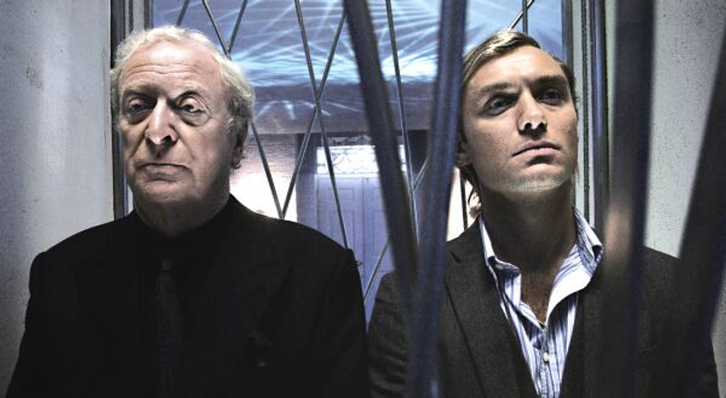 Michael Caine y Jude Law en La Huella