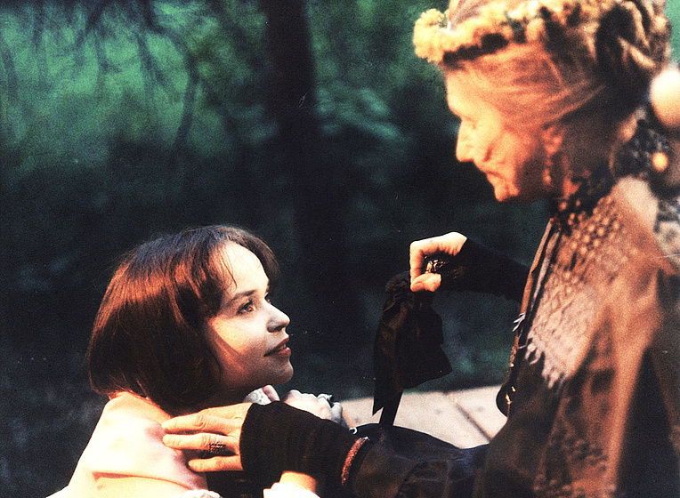 Petra Vančíková y Valerie Kaplanová en The Damned House of Hajn