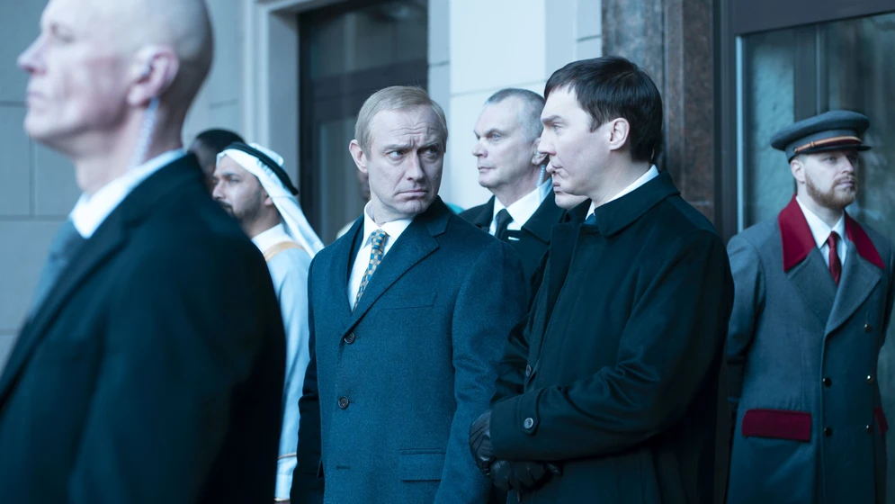 Jude Law y Paul Dano en el-mago-del-kremlin