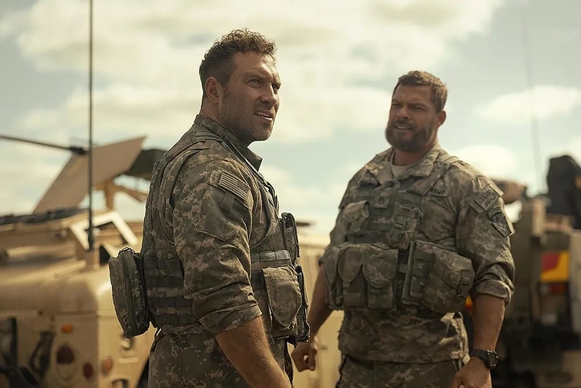 Alan Ritchson y Jai Courtney en maquina-de-guerra-2026