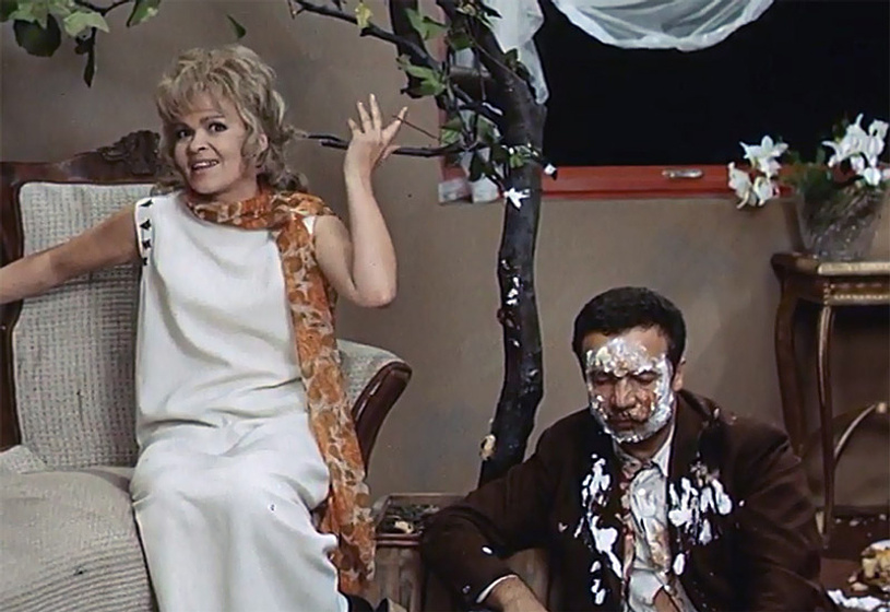 Vladimír Mensík y Jiřina Bohdalová en Killing the Devil