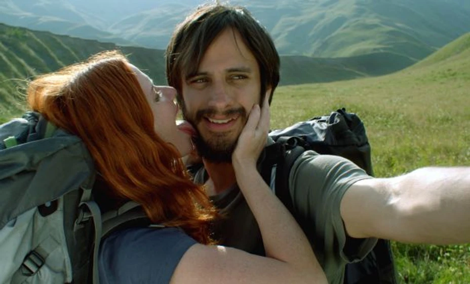 Gael García Bernal y Hani Furstenberg en un-planeta-solitario