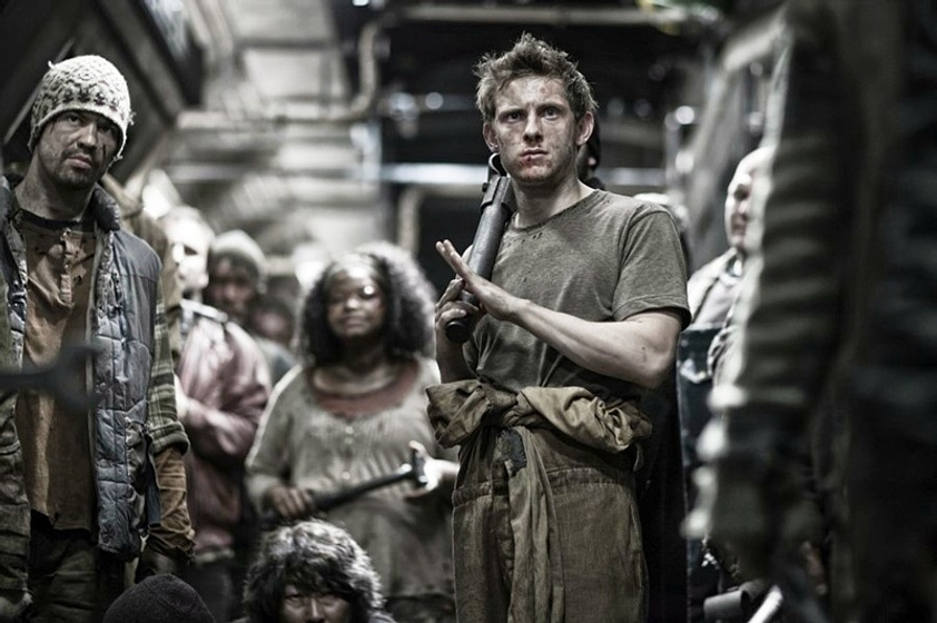 Octavia Spencer y Jamie Bell en Snowpiercer (Rompenieves)