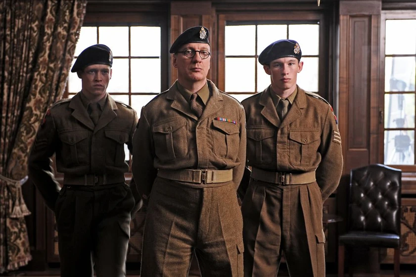 David Thewlis, Caleb Landry Jones y Callum Turner en reina-y-patria