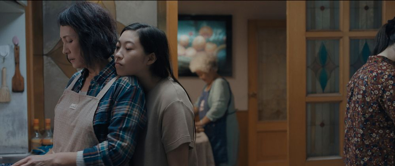 Awkwafina y Diana Lin en The Farewell