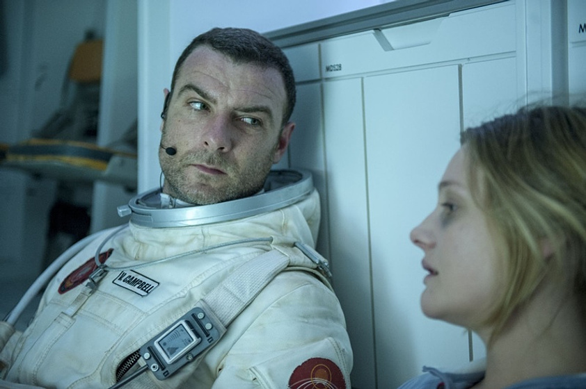 Liev Schreiber y Romola Garai en Los Últimos días en Marte