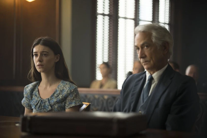 David Strathairn y Daisy Edgar-Jones en la-chica-salvaje