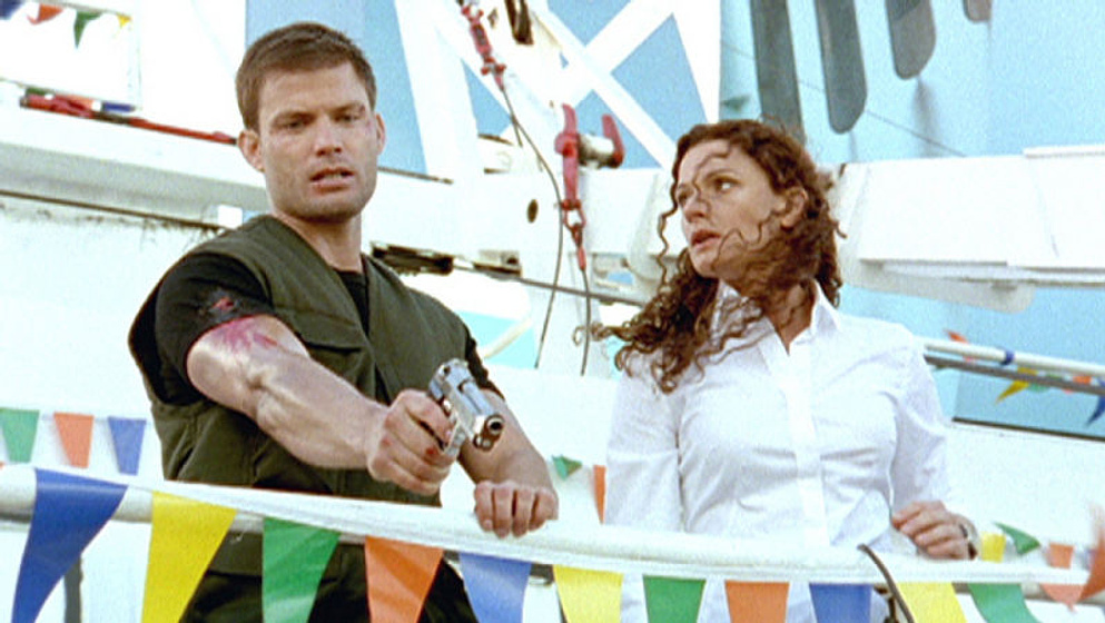 Casper Van Dien y Danielle Cormack en Secuestro en Alta Mar
