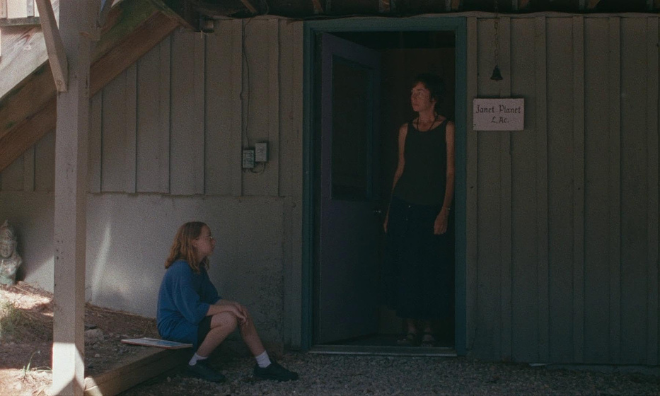 Julianne Nicholson y Zoe Ziegler en El Planeta de Janet