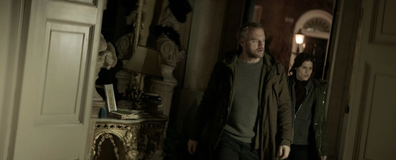 Elliot Cowan en musa