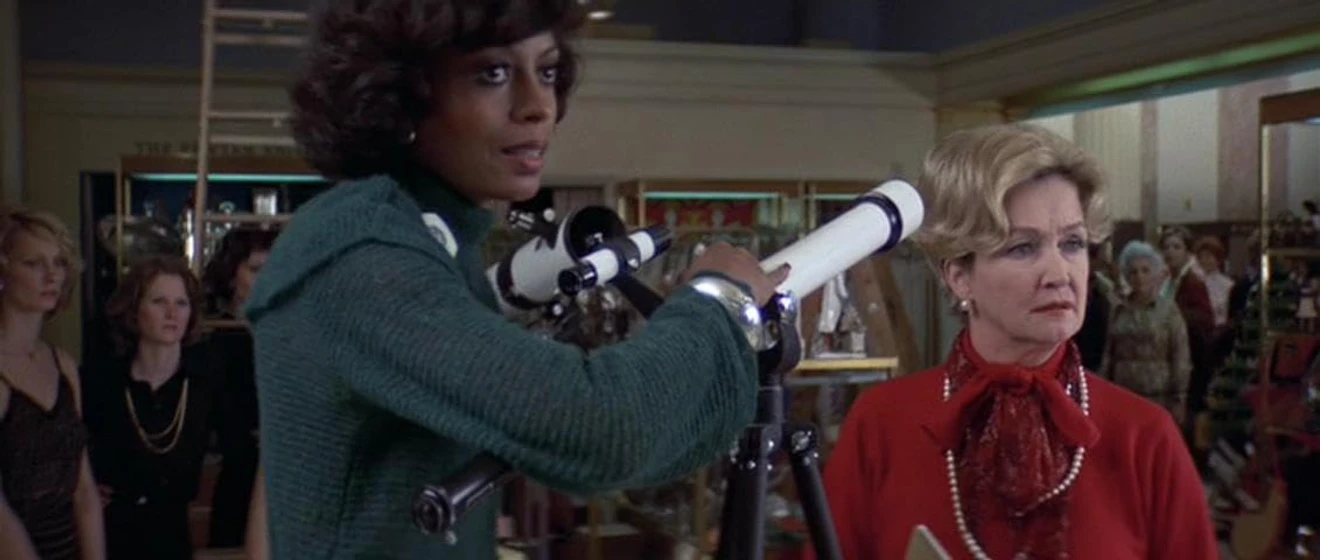 Nina Foch y Diana Ross en mahogany-piel-caoba