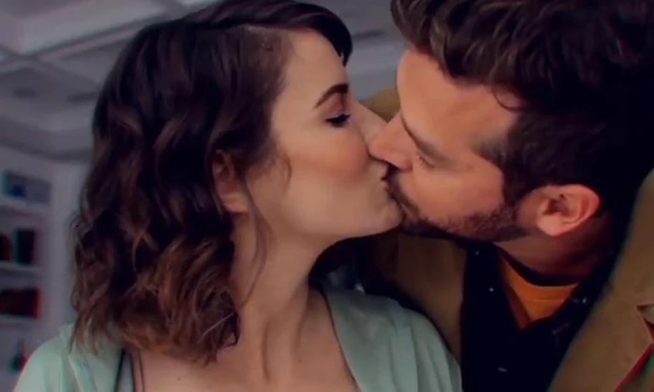 Linsey Godfrey y Preston Jones en un-rostro-del-pasado