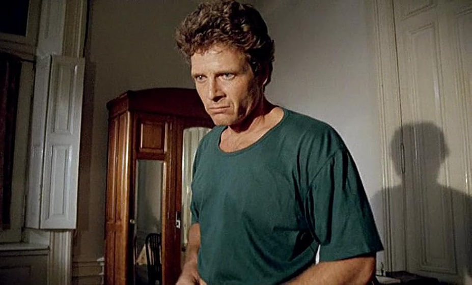 Steve Bond en espiando-a-marina