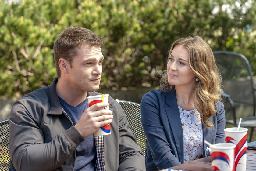 Shawn Roberts y Alexa PenaVega en Emparejada