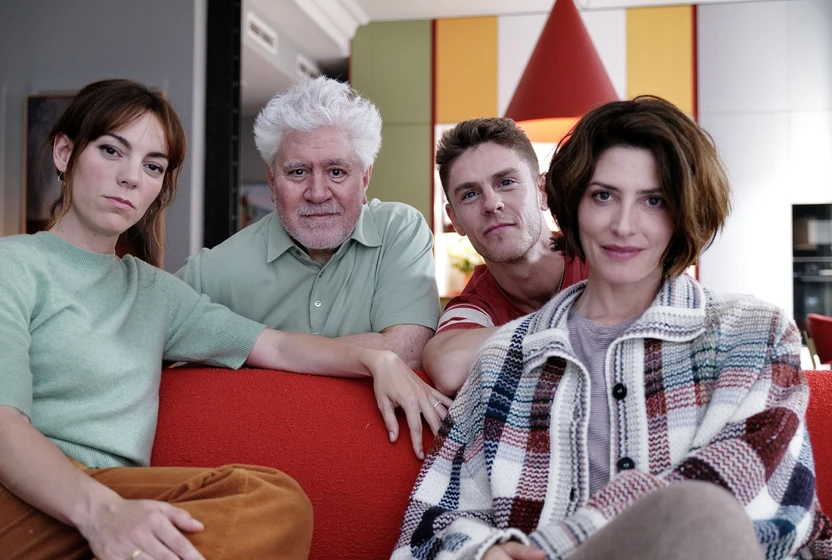 Pedro Almodóvar, Bárbara Lennie, Patrick Criado y Vicky Luengo en amarga-navidad (Rodaje)