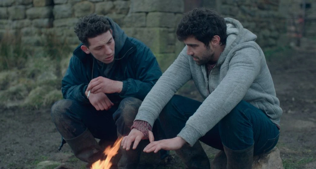 Josh O'Connor y Alec Secareanu en tierra-de-dios